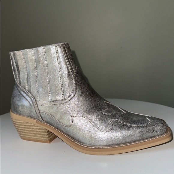 Silver Cowgirl Ankle Boots Festival Country Western Faux Leather Like New - Picture 1 of 13